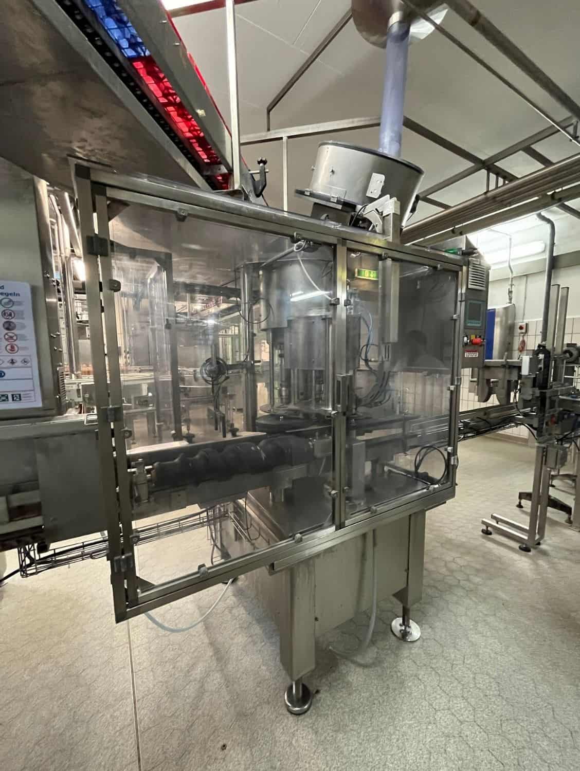 Pohled zleva společnosti Dr. Datz GmbH Getränke- und Sondermaschinenbau VS4R